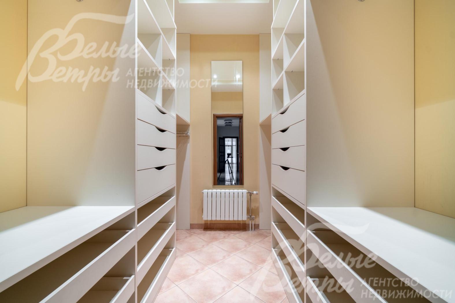 Гардеробная на первом этаже