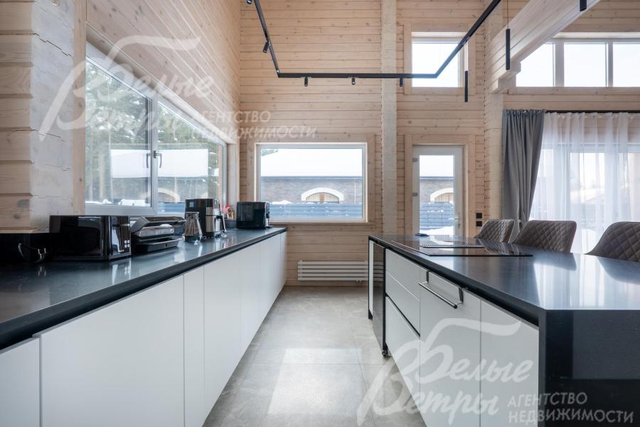 Кухня оснащена всей необходимой встроенной техникой Weissgauff, в том числе посудомоечной машиной и двухдверным холодильником