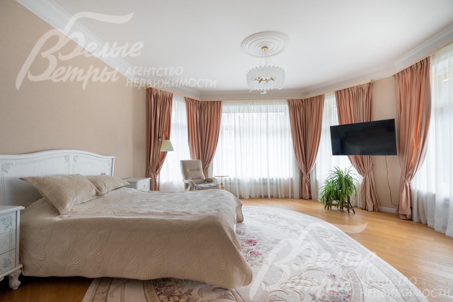 Вторая спальня на 2-м этаже включает часть эркерного пространства с четырьмя окнами