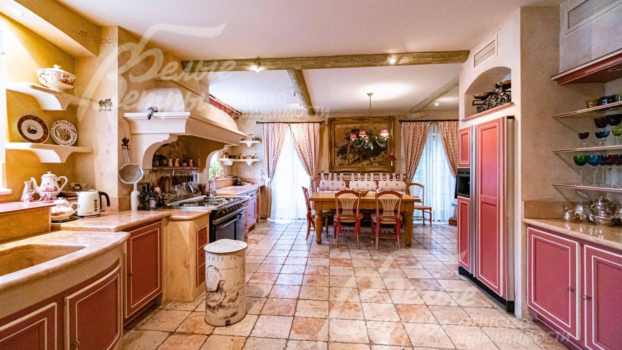 Кухня 36 кв.м с зоной столовой и французкими балконами