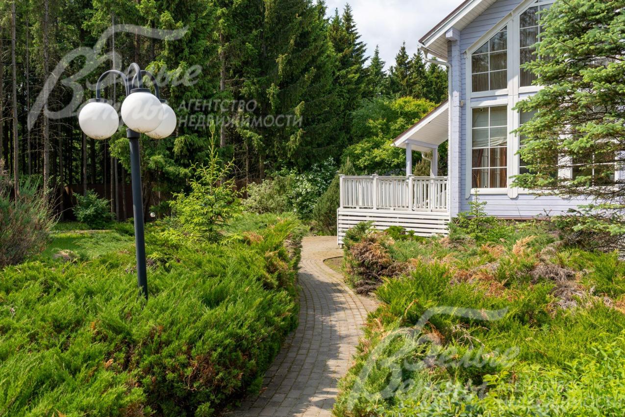 На участке высажены плодовые деревья (яблоня и груша), растут ели, сосны, туи.