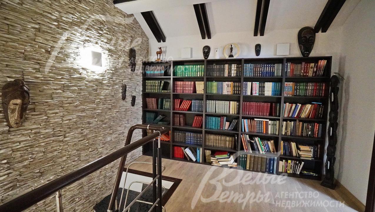 В галереи библиотека и гардеробная